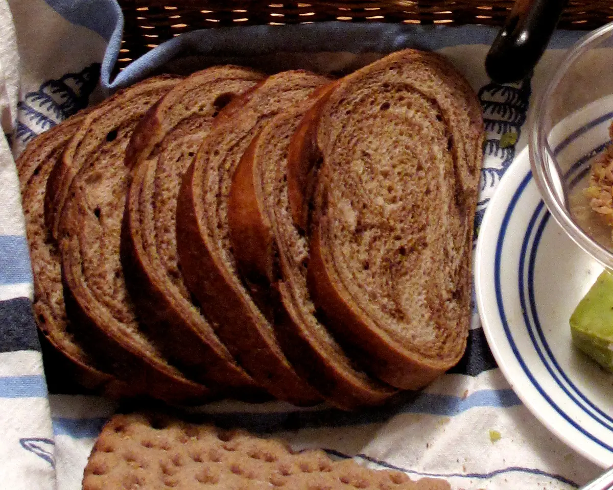 Skivat vörtbröd i en brödkorg